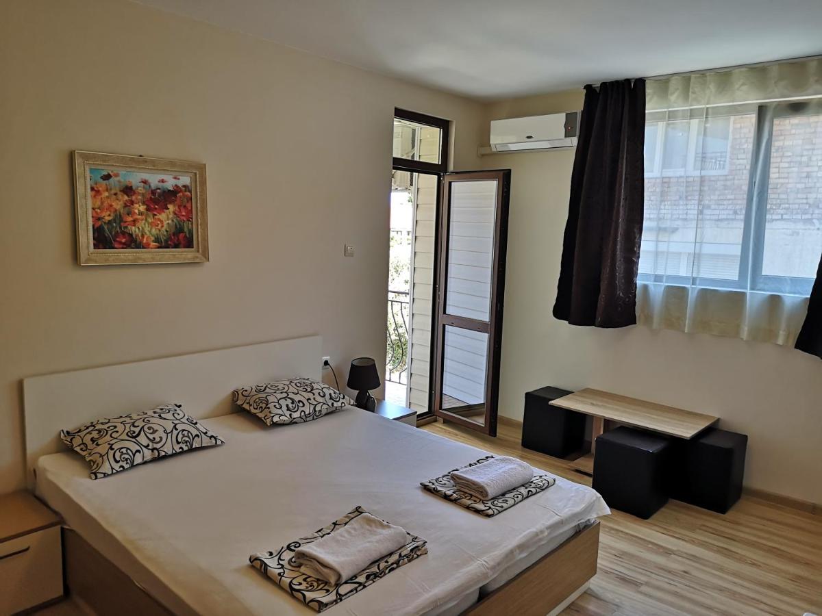 Habitación Triple con vistas al jardín