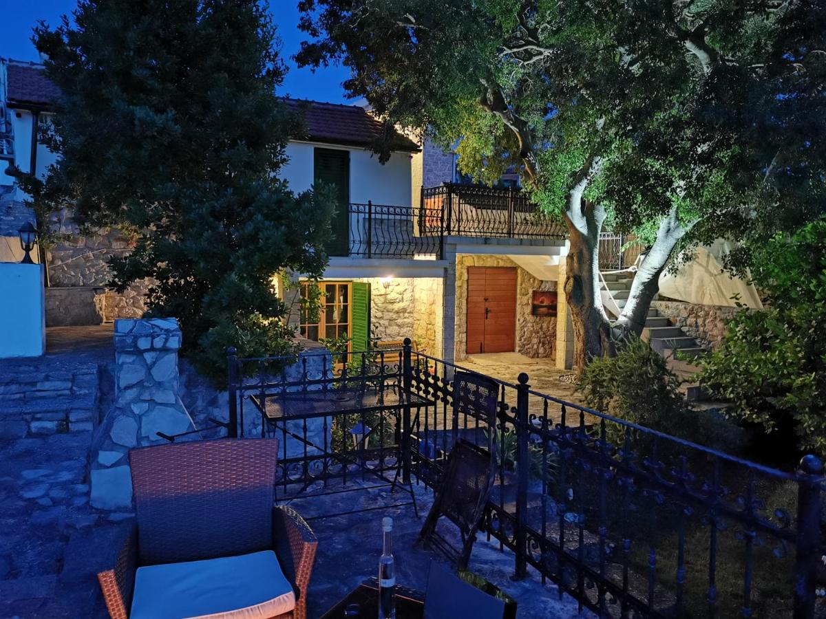 Authentic House Pelegrinka with Olive and Lemon Garden - Chambres d'hôtes Mali Drvenik