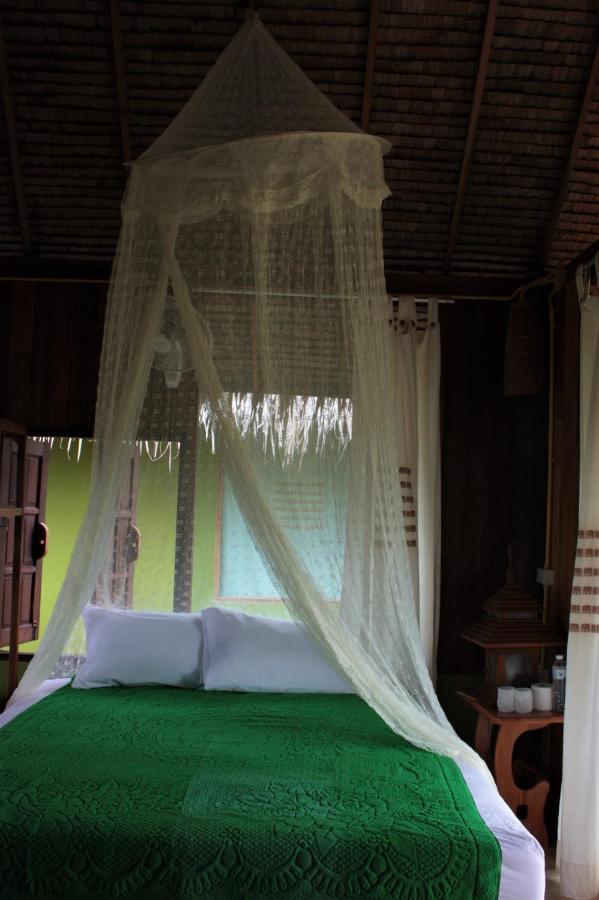 Habitación con cama extragrande y vistas al jardín 