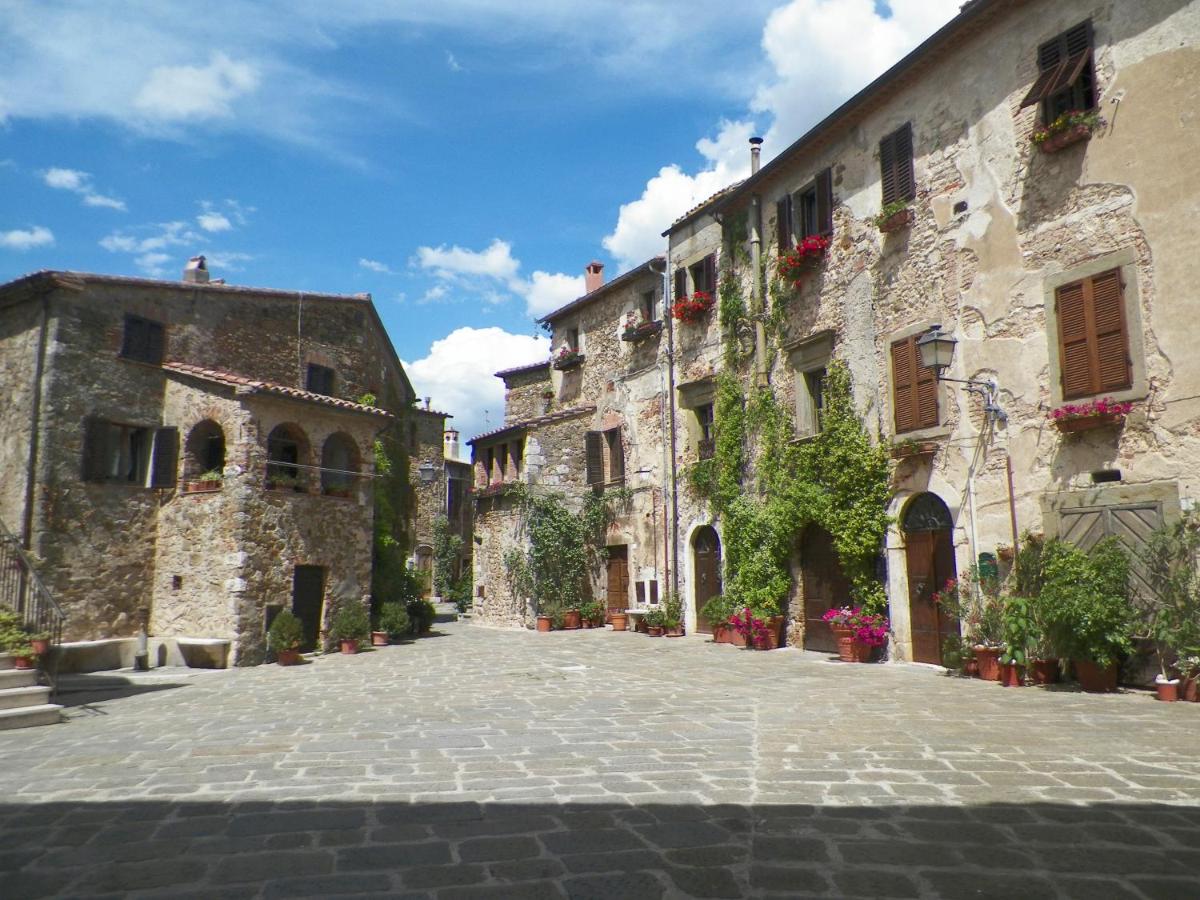 B&B Montemerano - Castel diVino - Piazza del Castello - Bed and Breakfast Montemerano