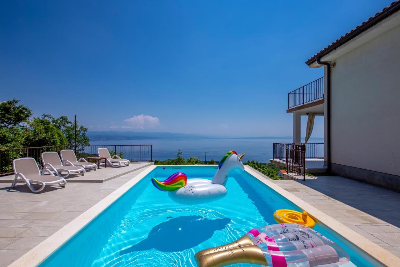 Holiday Home Kvarner with private heated pool - B&B Ičići