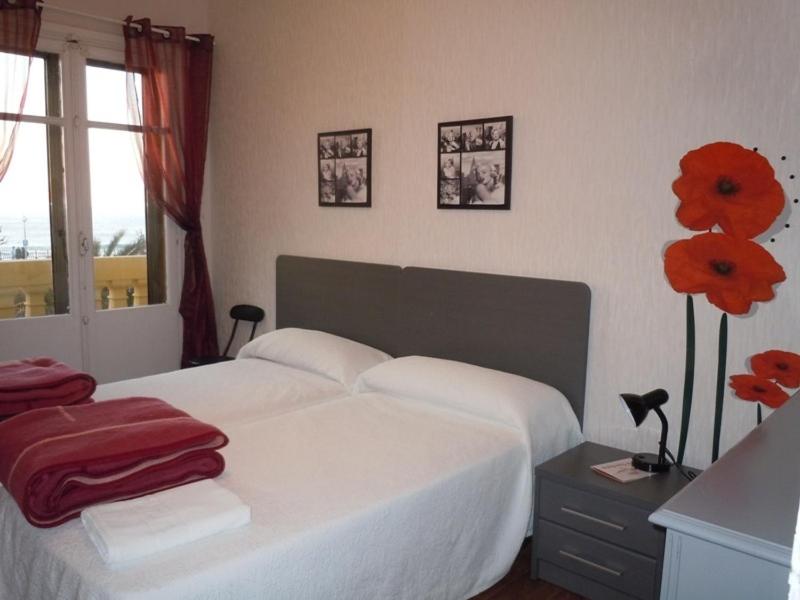 Twin Room with Sea View and Shared Bathroom