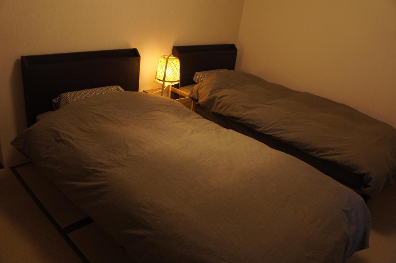 Chambre Lits Jumeaux avec Salle de Bains Commune