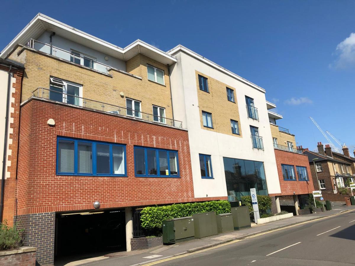 Blue Sky Apartments@ Abbots Yard, Guildford - Bed and Breakfast