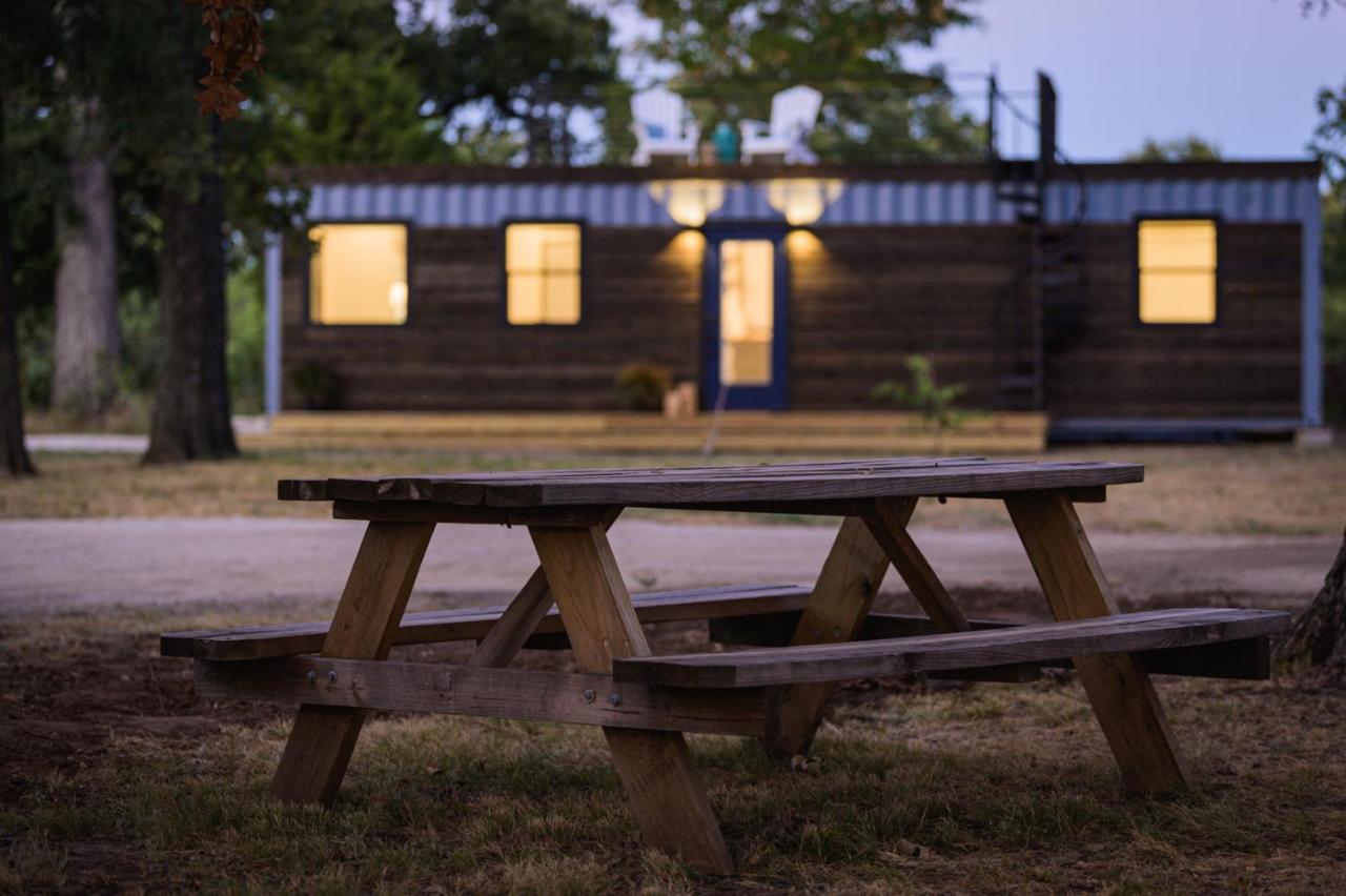 The Shoreline Container Home 12 min to Magnolia Silos and Baylor - B&B