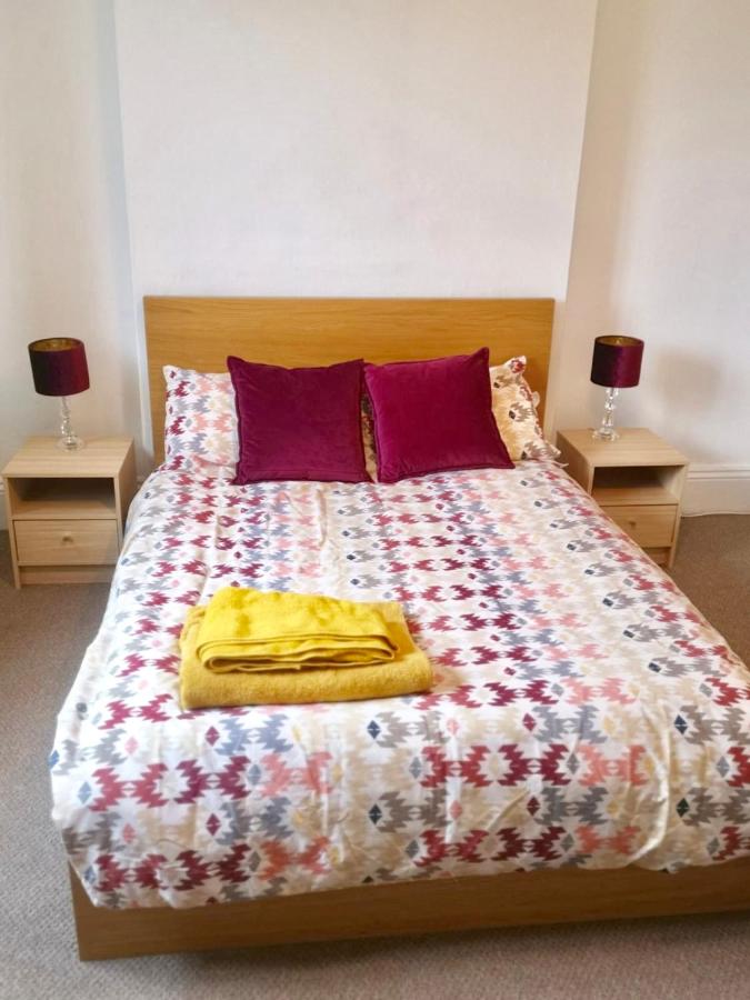 SPACIOUS 2 BEDROOM apartment with FREE PARKING - JCT 27 Cardiff side of Newport - Chambres d'hôtes Newport