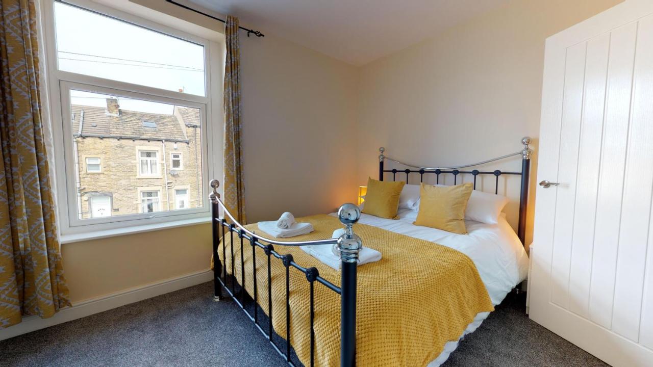 B&B Bradford - StayZo Westminster Stylish House Accommodation - Bed and Breakfast Bradford