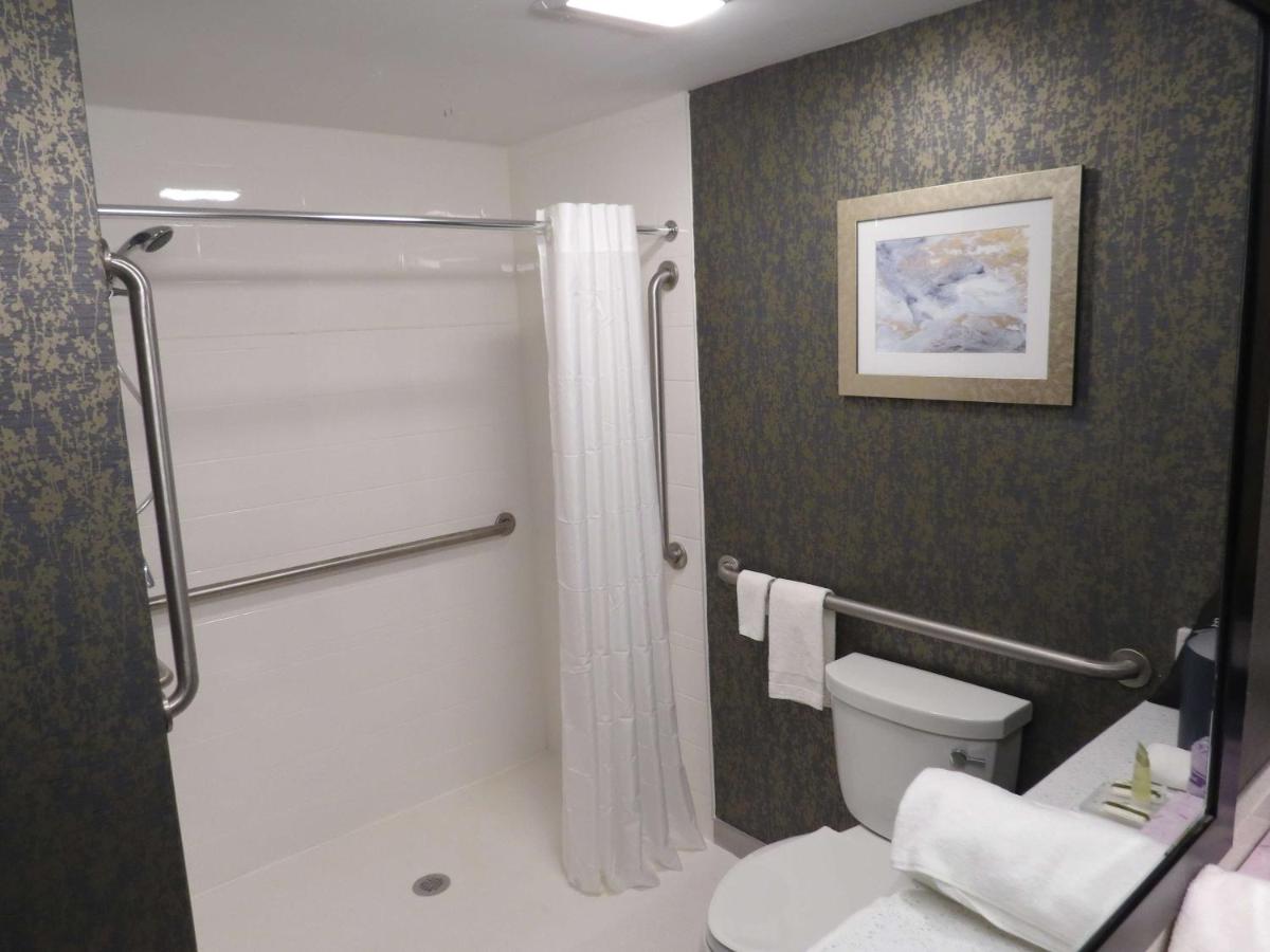 Zimmer mit Kingsize-Bett und barrierefreier Badewanne