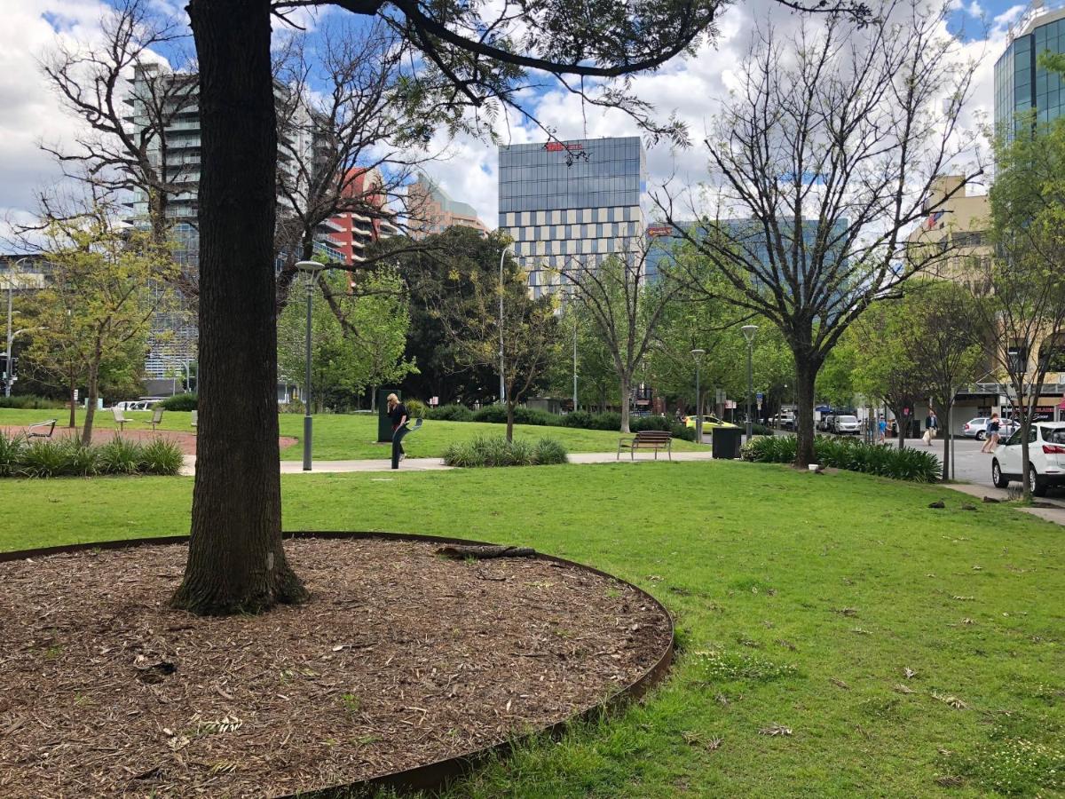 Lux 2BR Apt on Hindmarsh SQ-Pool-Gym-Parking - Chambres d'hôtes Adélaïde