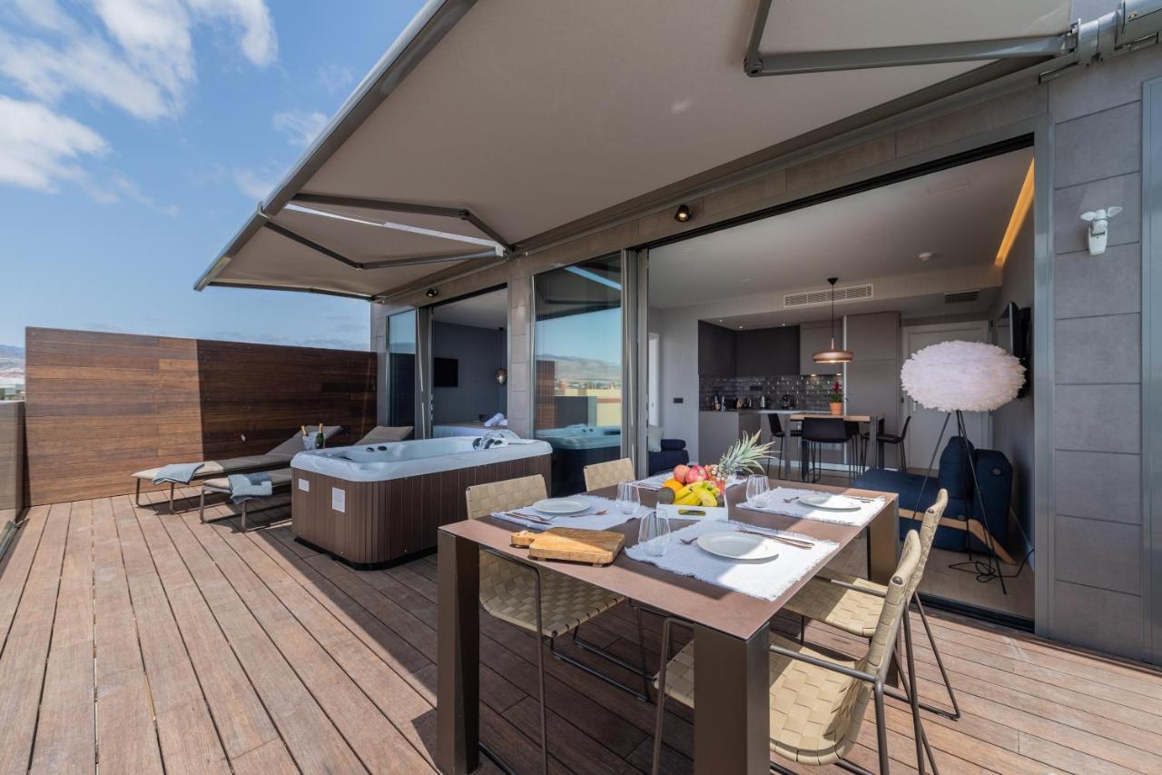 Penthouse with Private Jacuzzi and Beach View 