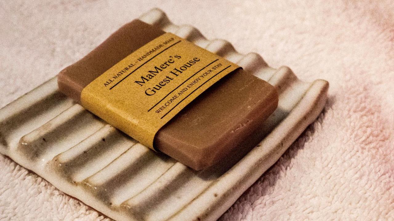 Chambre Lit Queen-Size avec Salle de Bains Commune 