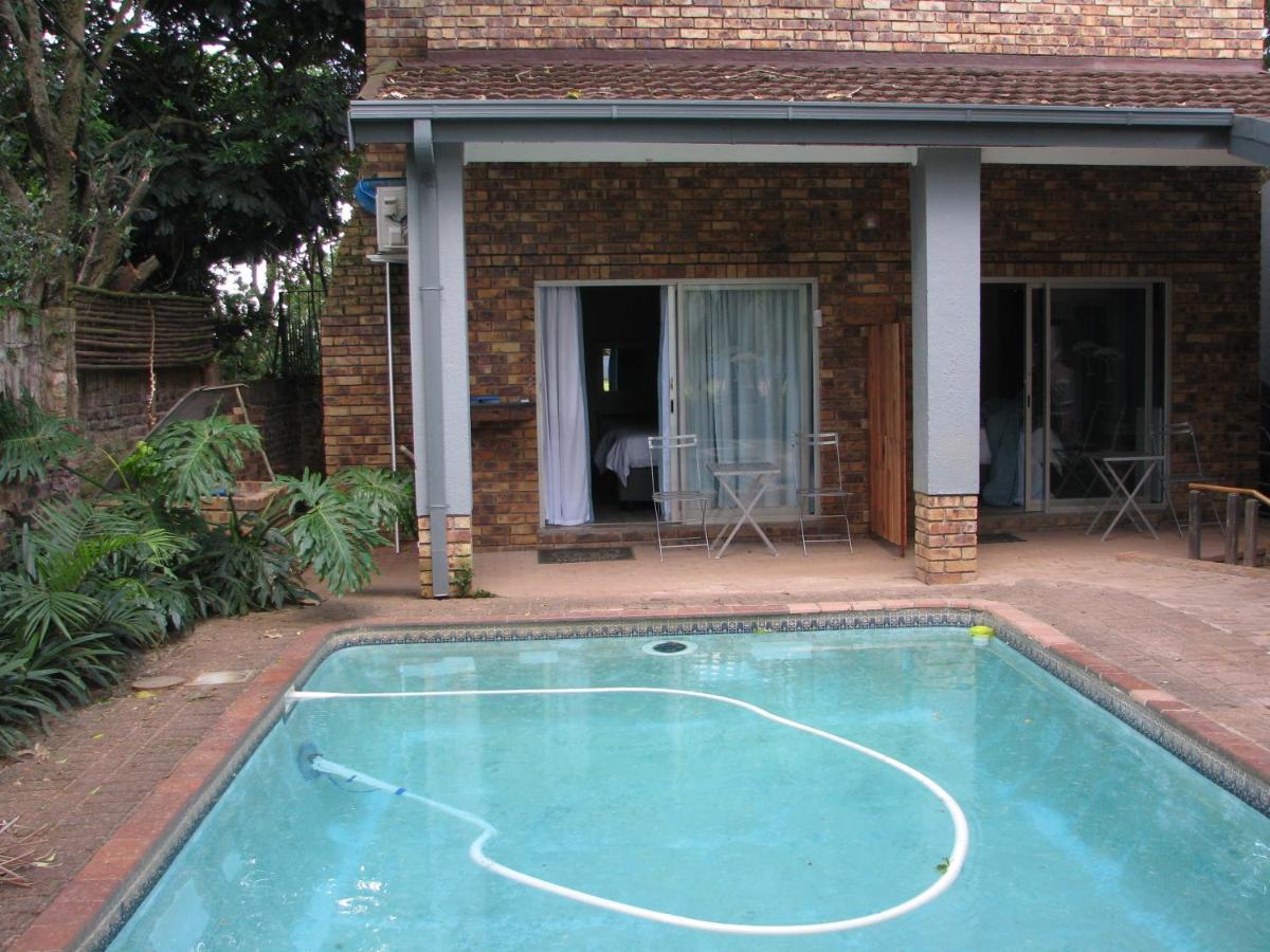 Camera Doppia con Letti Singoli con Vista Piscina