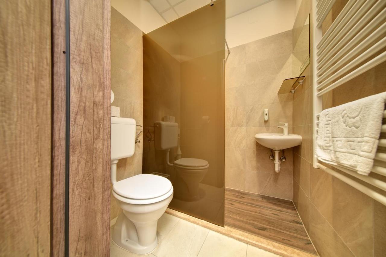Standard Queen Room with Air-Conditioning