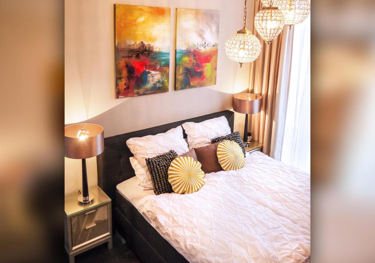 Comfort and Style in City Center with Ensuite Bathroom on Schaafenstraße - Ferienwohnung