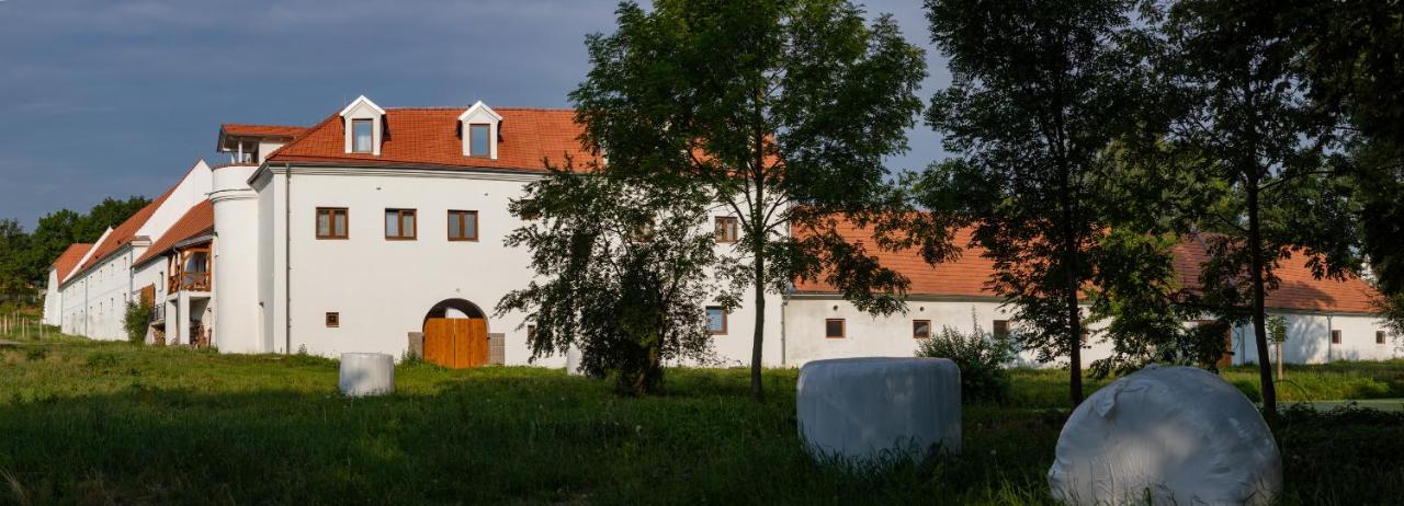 Residence Tvrz Skočice - B&B
