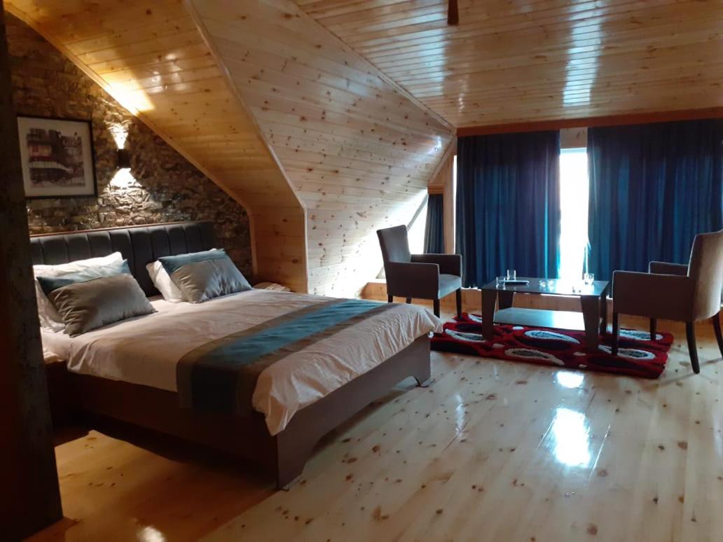 Deluxe Double or Twin Room with Mountain View