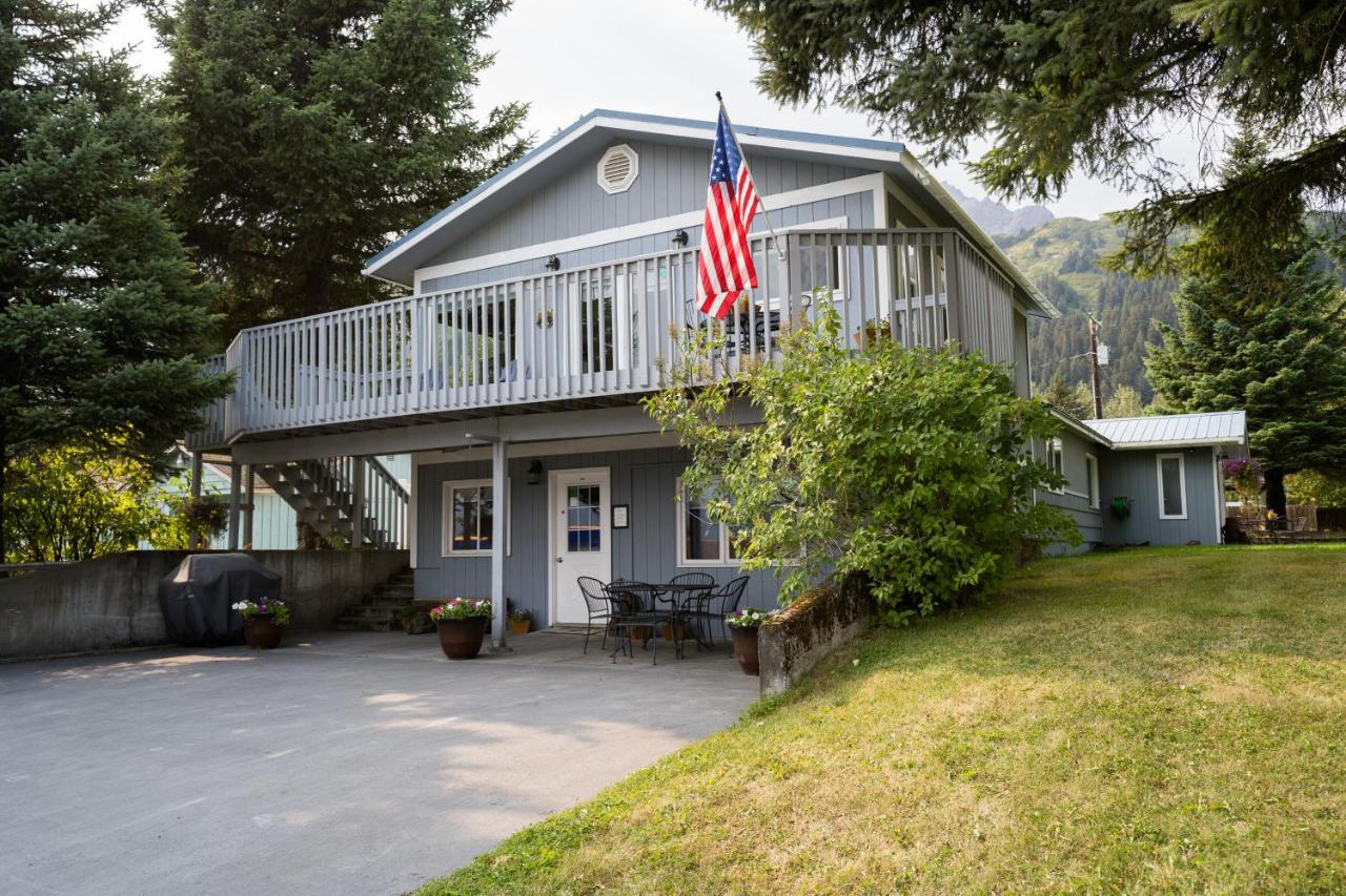 Bears Den Alaska Lodging - B&B