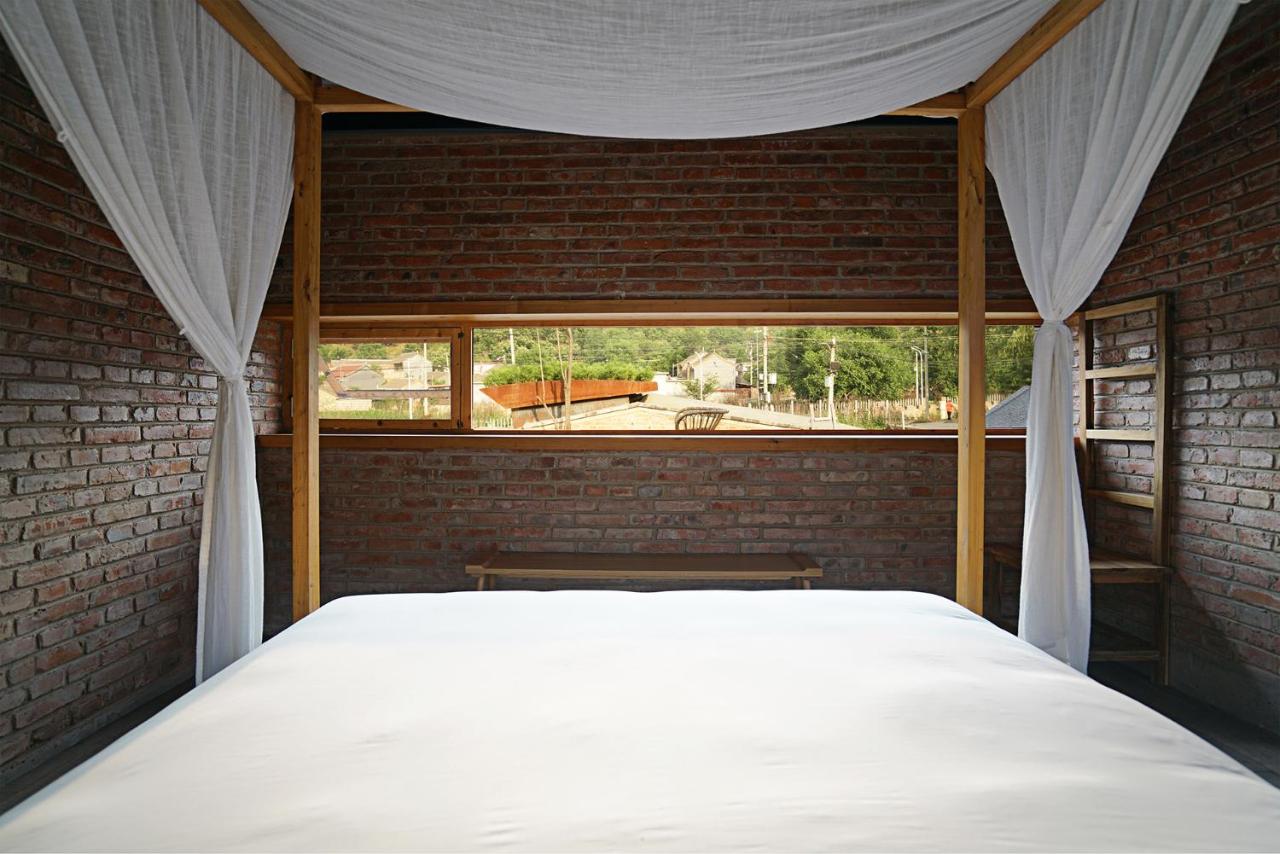 Zimmer mit Queensize-Bett und Terrasse