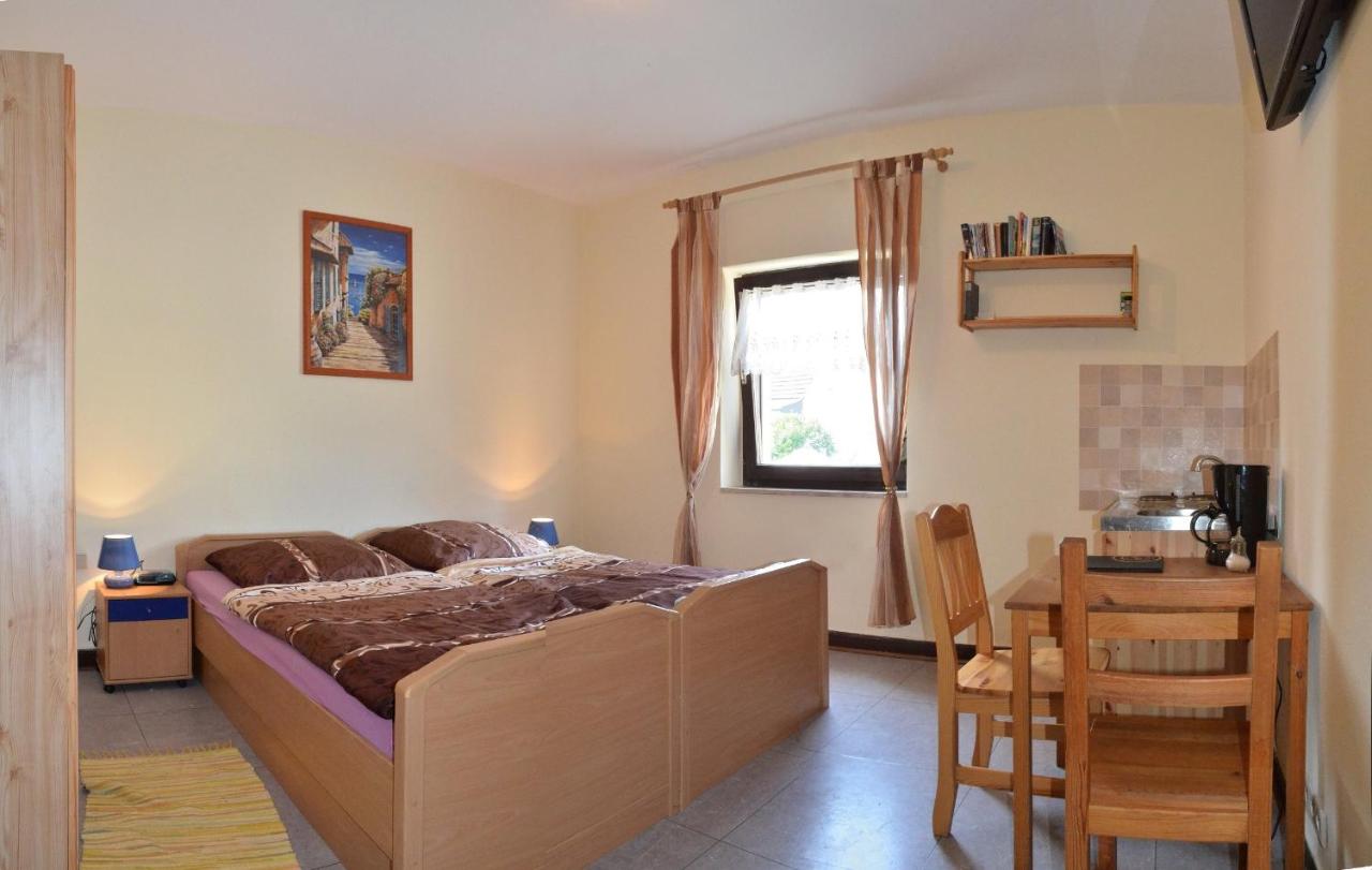 Camera Matrimoniale/Doppia con Letti Singoli con Bagno in Comune