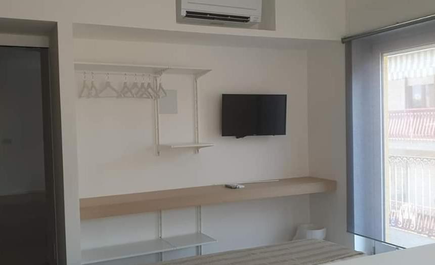 Zimmer mit Kingsize-Bett und Meerblick