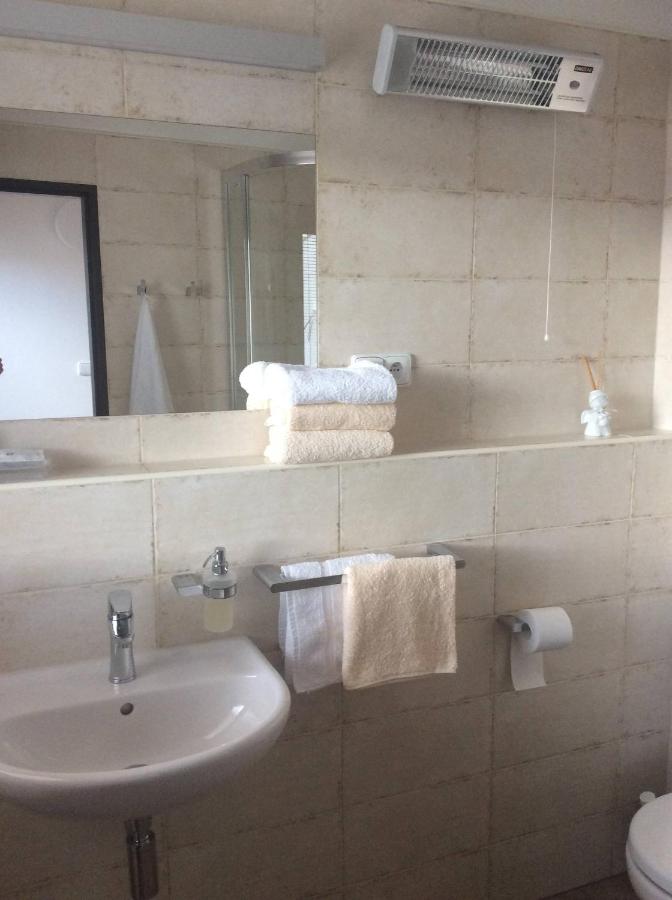 Deze driepersoonskamer heeft een gedeelde badkamer.