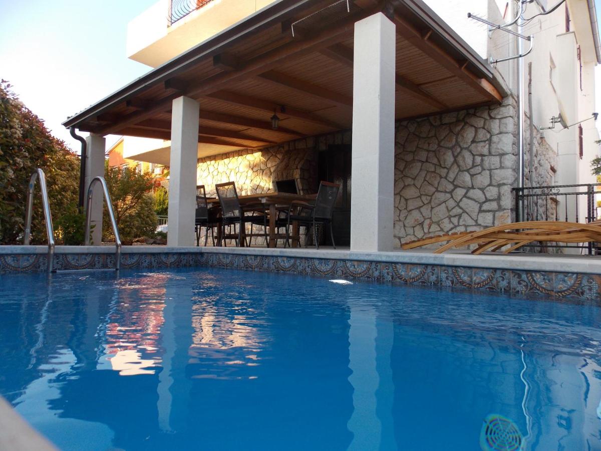 Apartment with private pool - B&B Njivice