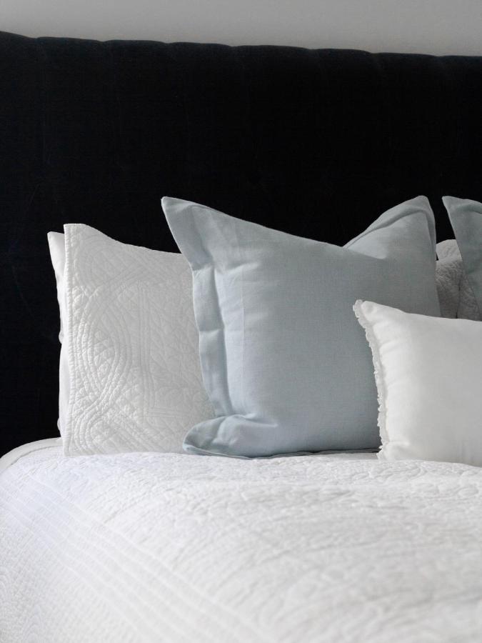 Chambre Lit Queen-Size avec Salle de Bains Commune 