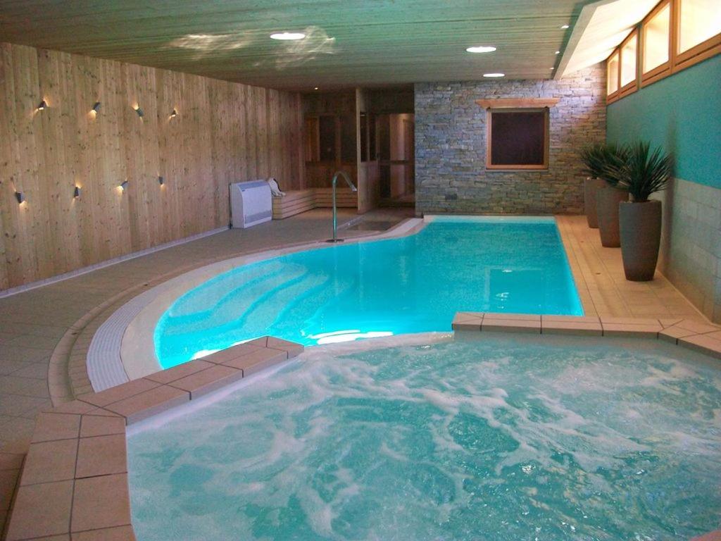 Les Chalets du Chaberton, Pied de pistes et Spa - Chambres d’hôtes