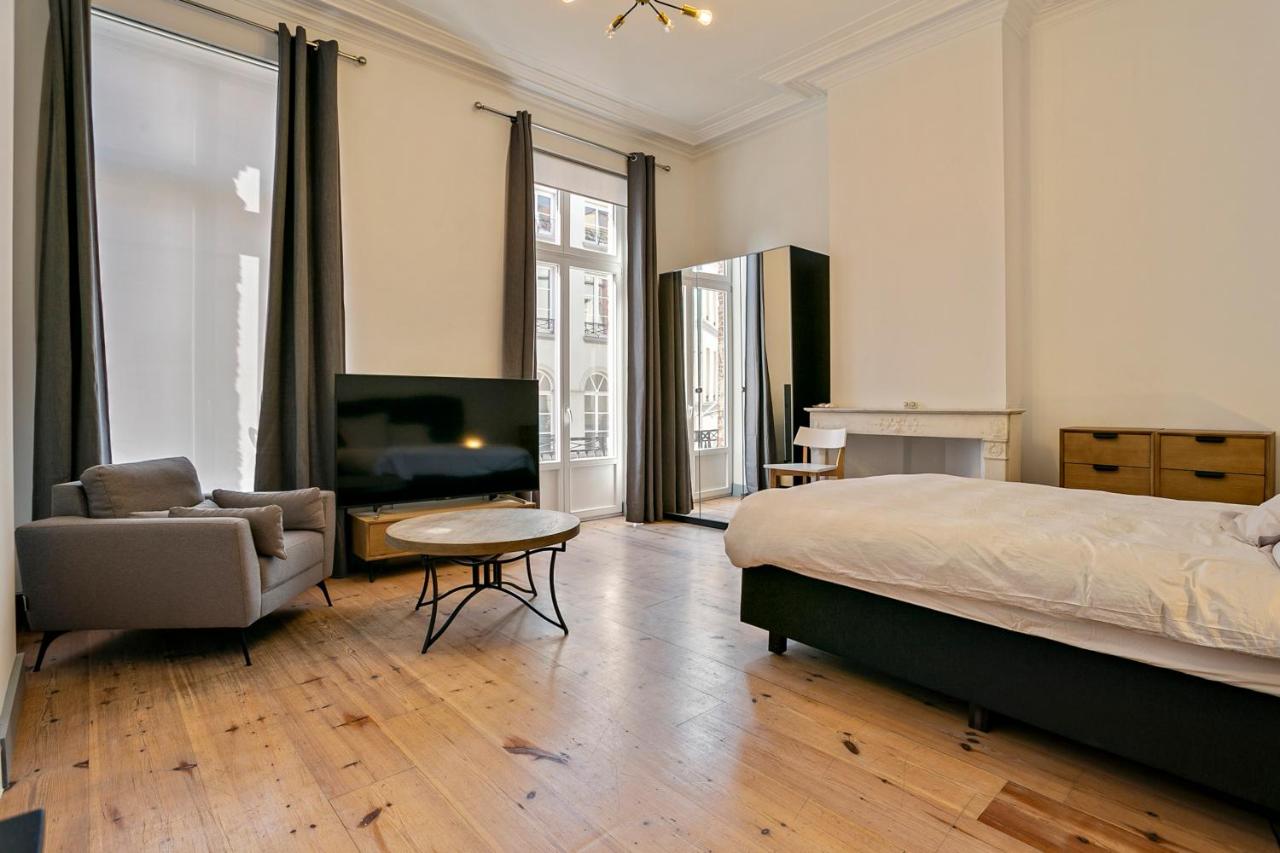 Habitación con cama extragrande y balcón