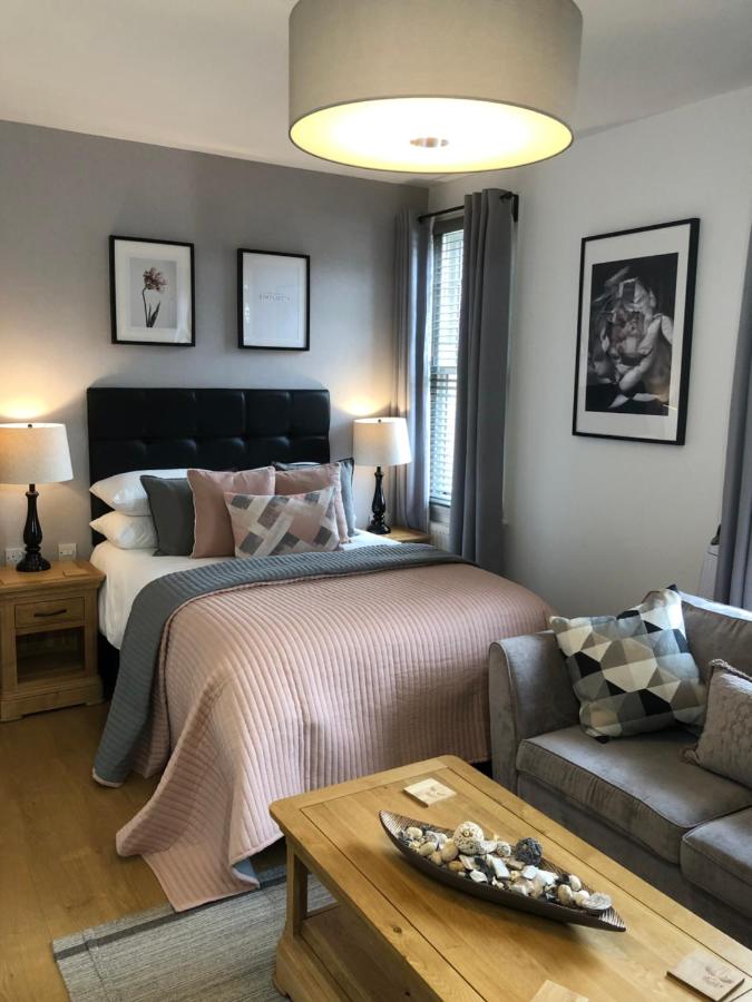 B&B Wolverhampton - The Larches - Bed and Breakfast Wolverhampton