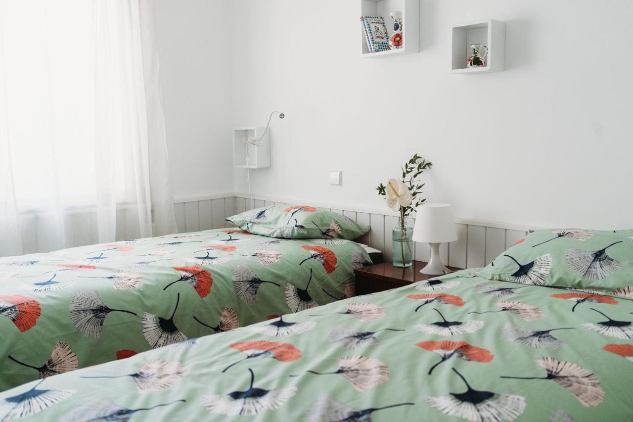 Tweepersoonskamer met 2 Aparte Bedden en Gedeelde Badkamer