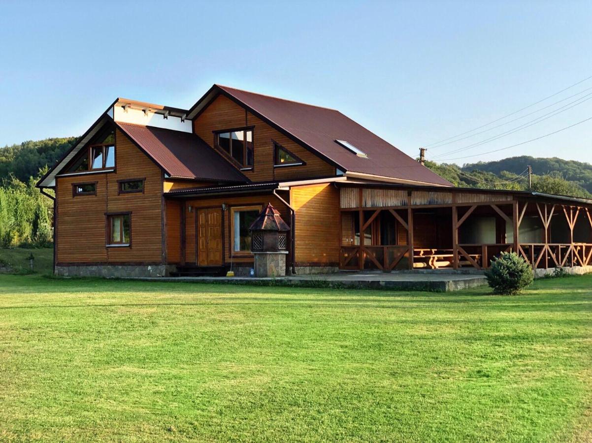Маєток на Озерах - B&B