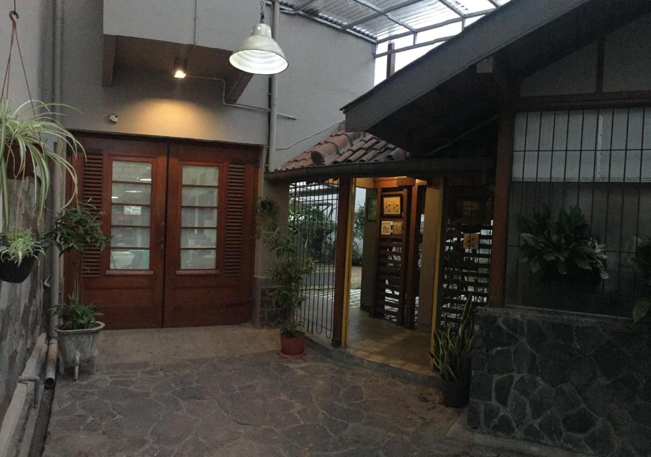 B&B Bandung - De Riau Guesthouse - Bed and Breakfast Bandung