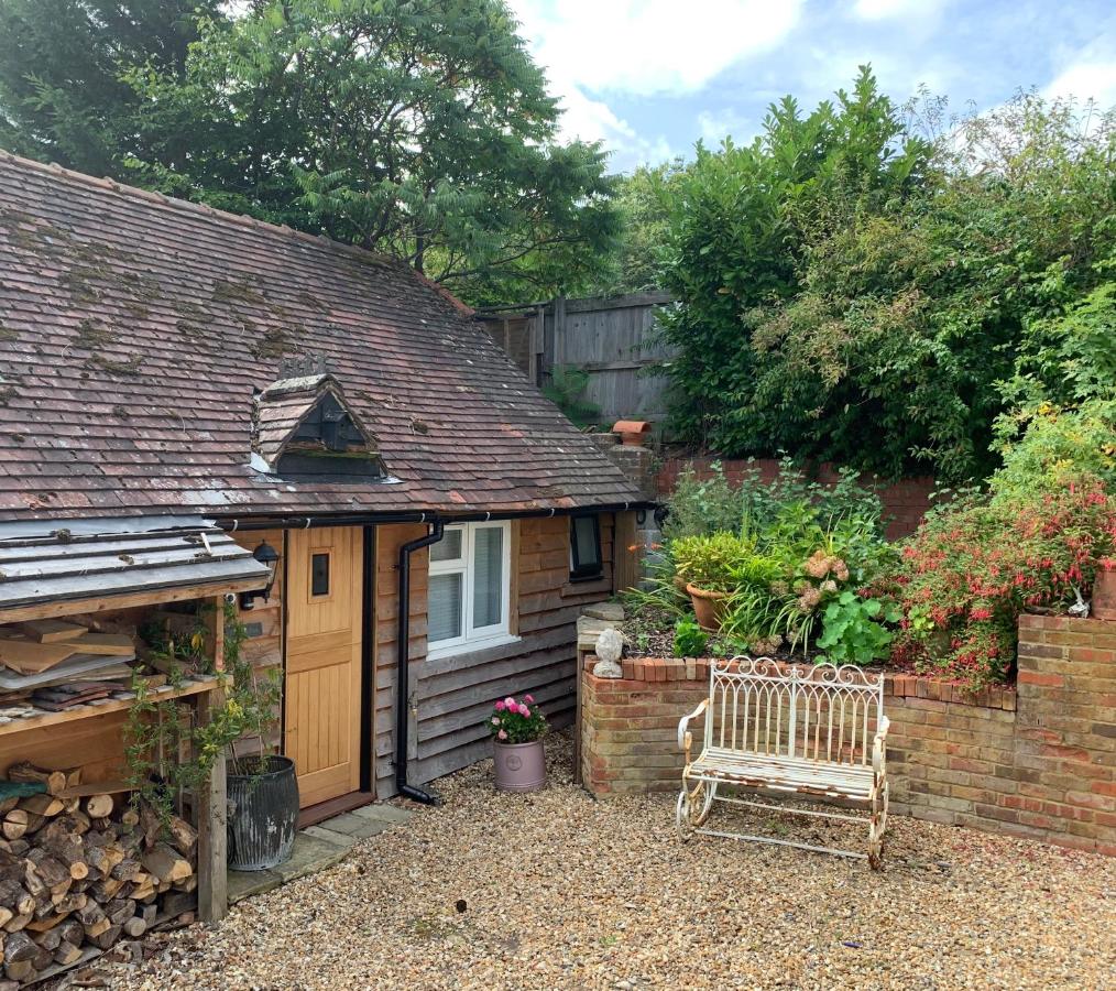 B&B Hindhead - The Little Barn - Self Catering Holiday Accommodation - Bed and Breakfast Hindhead