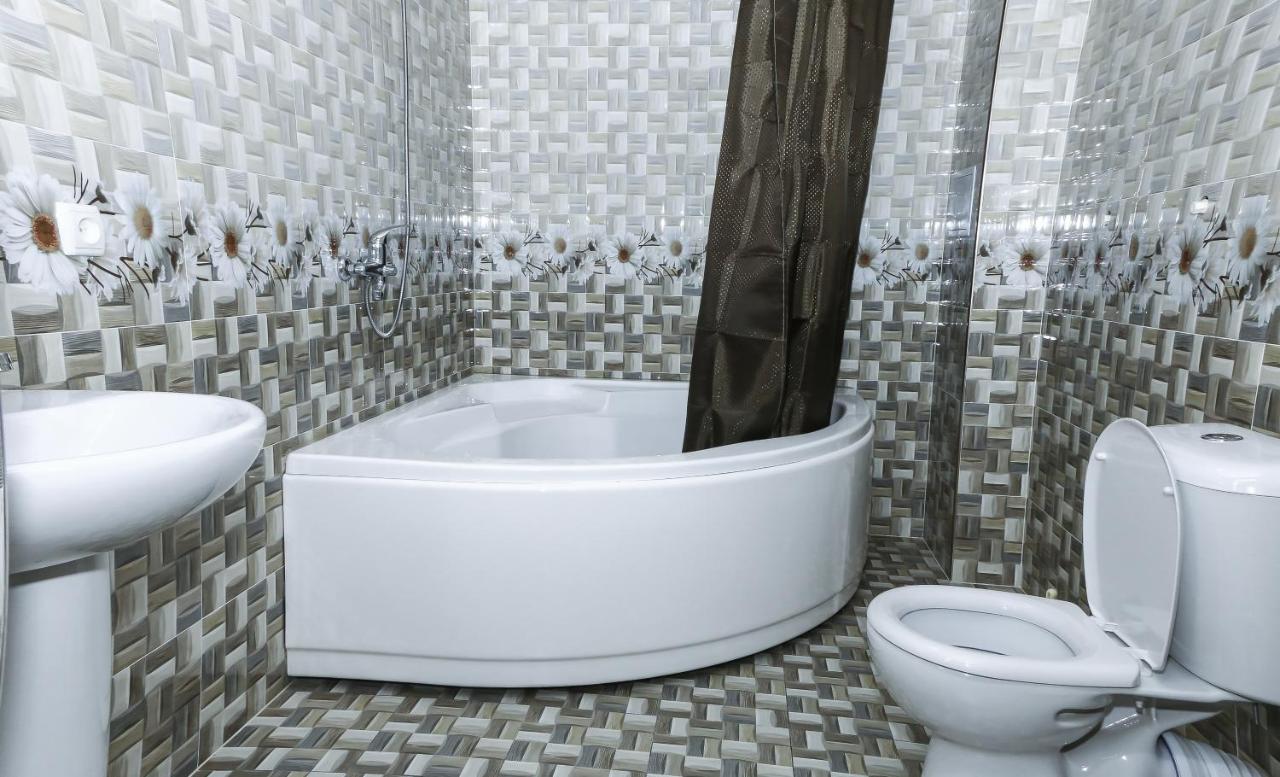 Dreibettzimmer mit Badewanne
