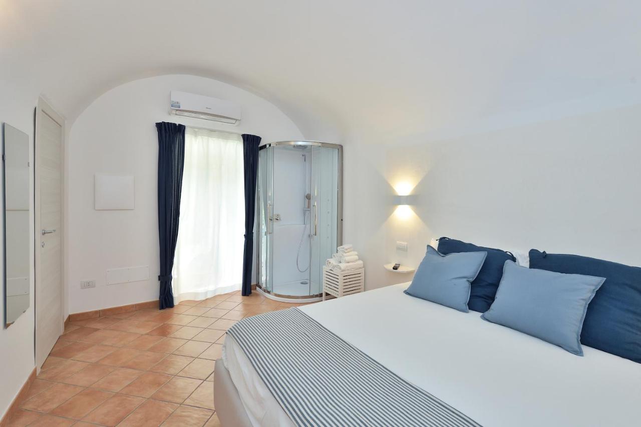 Habitación con cama extragrande.