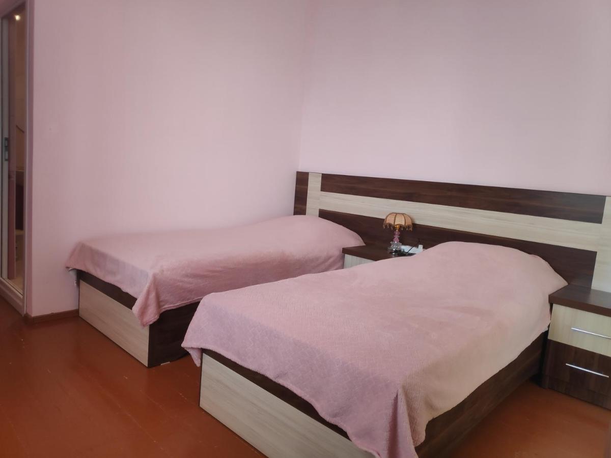 Tweepersoonskamer met 2 Aparte Bedden en Badkamer