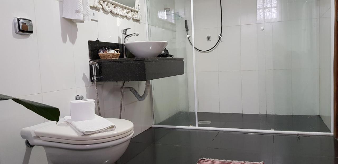Habitación con cama grande y balcón - Planta superior