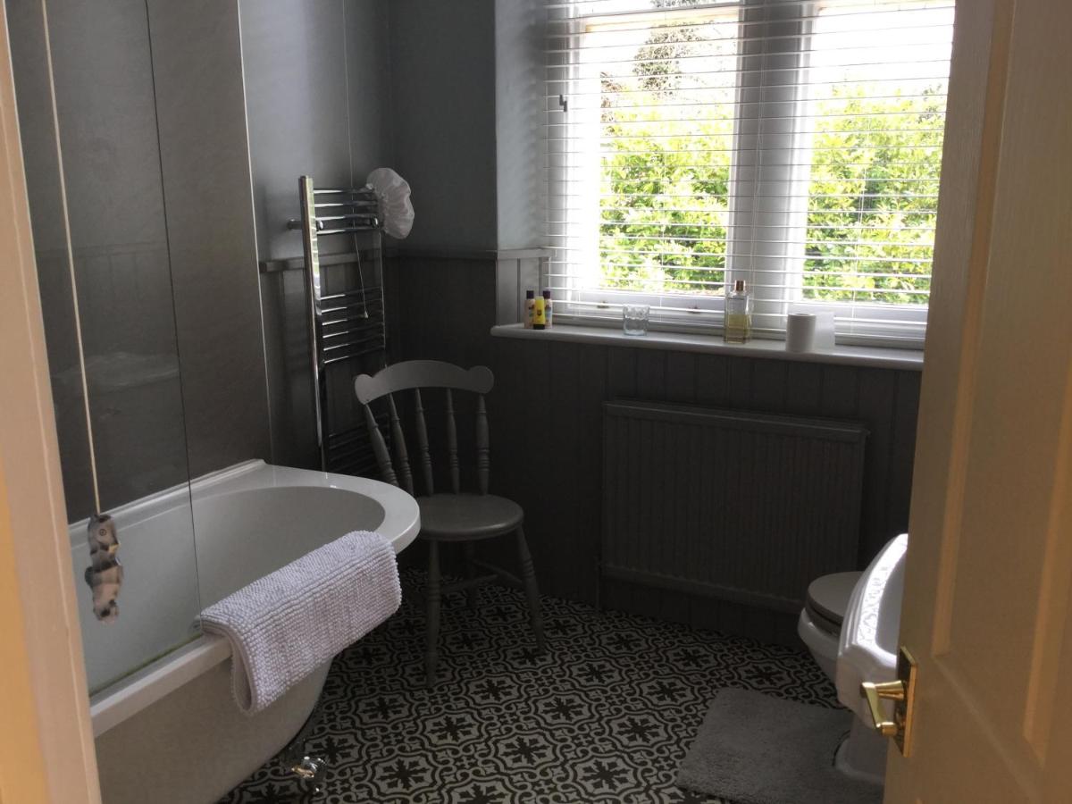Zimmer mit Kingsize-Bett und Gartenblick.