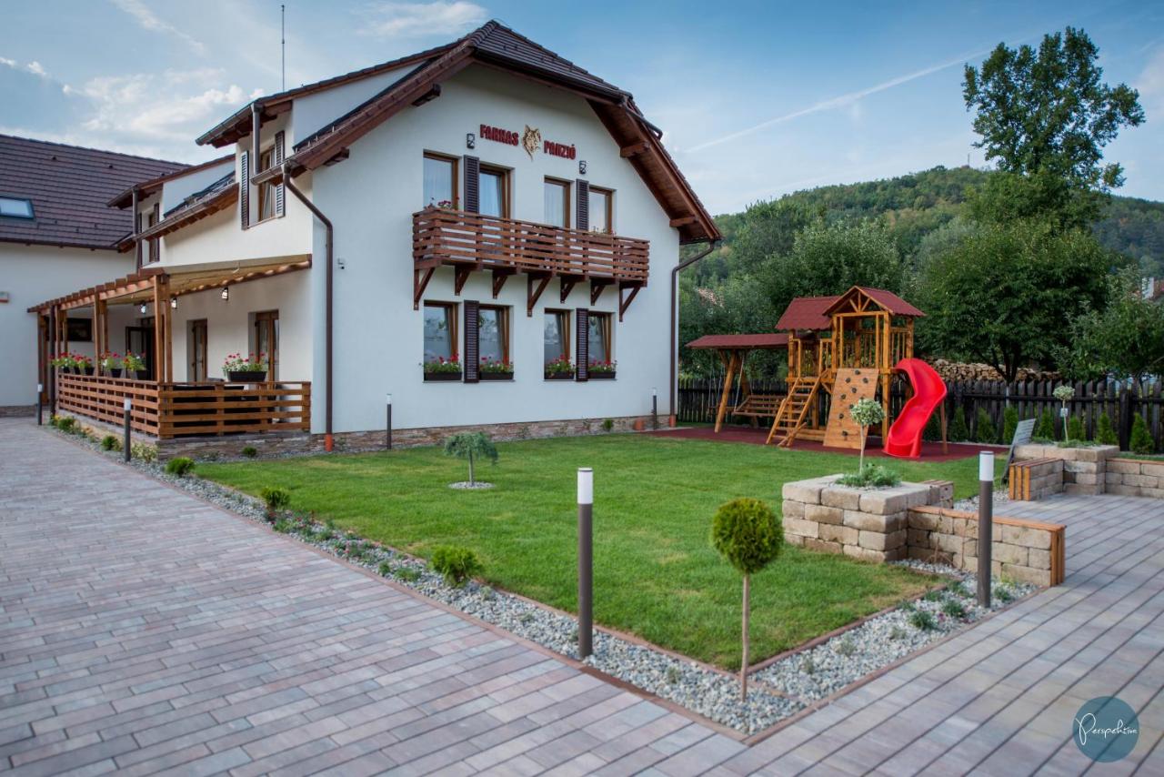 Farkas Panzió - B&B