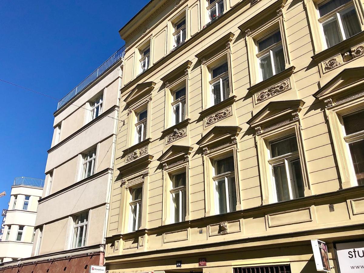 Duplex with quite terrace on Wenceslas sq. - Chambres d’hôtes Prague