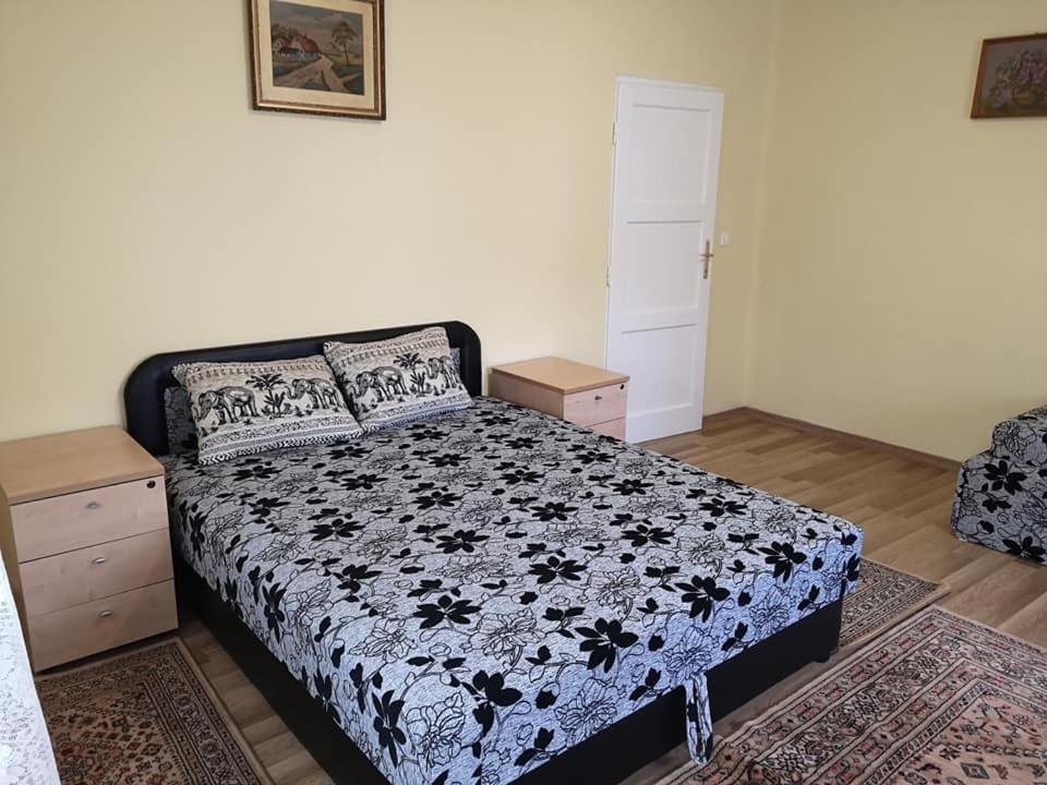 Doppel-/Zweibettzimmer mit eigener Terrasse