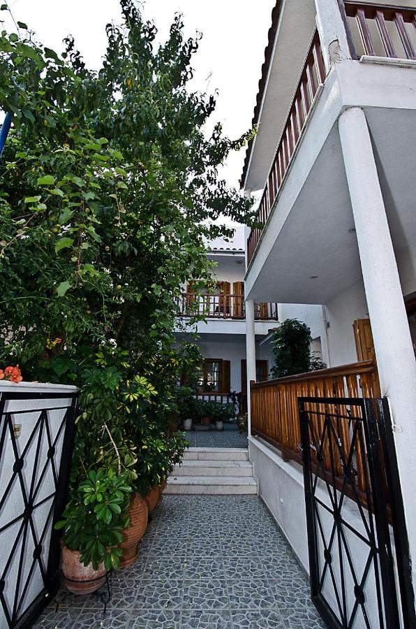 Estudio grande con vistas al jardín