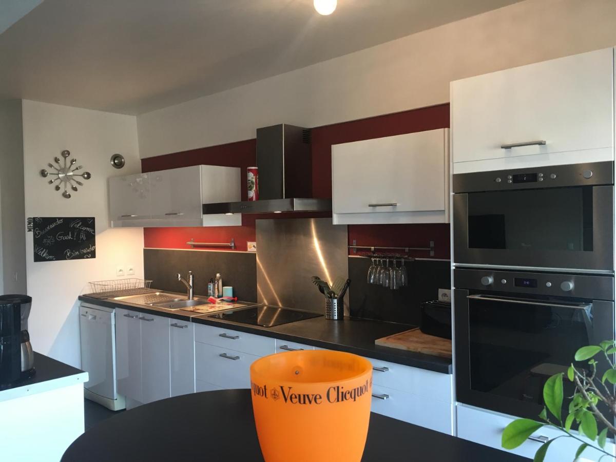 B&B Reims - BedinReims "red bottle" 105m2 on one level, 4 bedrooms with double beds wifi free ideal 4 à 8 Adultes 2 bathrooms free parking - Bed and Breakfast Reims