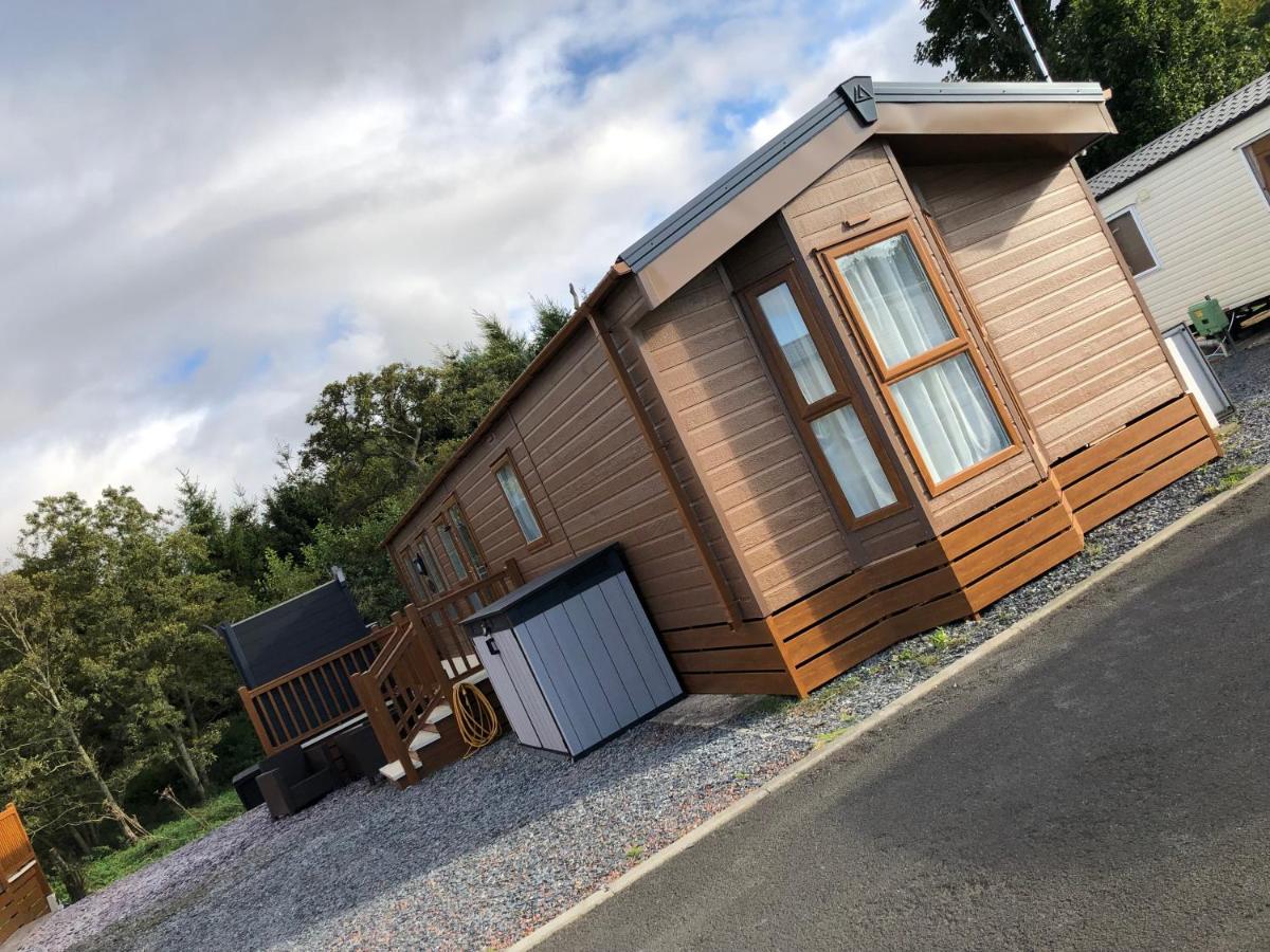 Moonlight Ridge -2 bedroom lodge with hot tub - B&B
