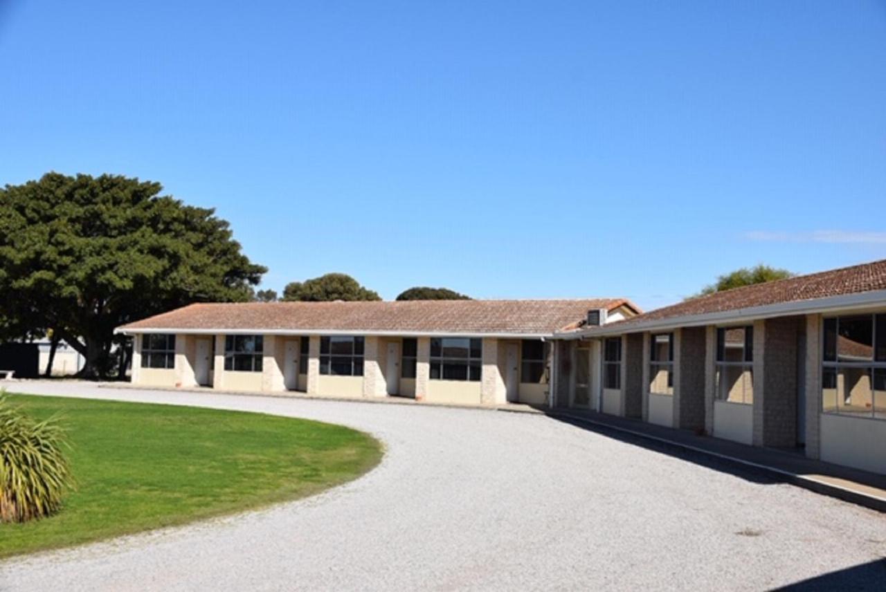 Stansbury Holiday Motel - Bed and Breakfast