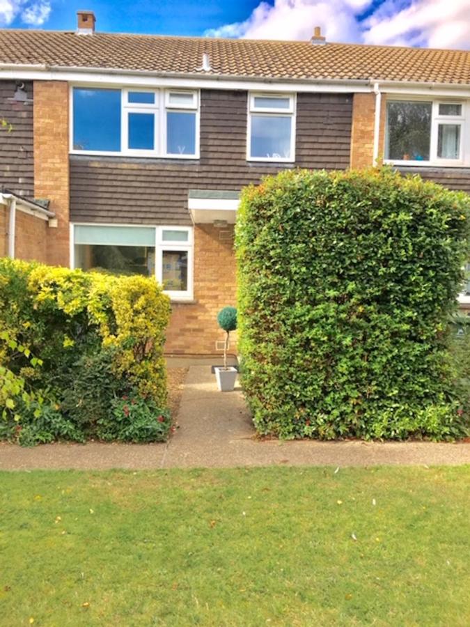 Homely & Cosy 3 Bed Birch Close House with Free Parking, Garden & Sleeps 8 - B&B