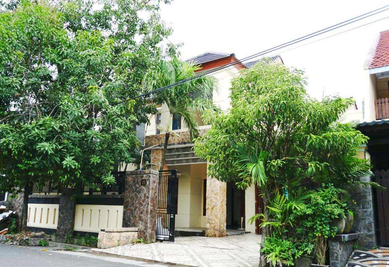 Green Surabaya Homey - Chambres d’hôtes