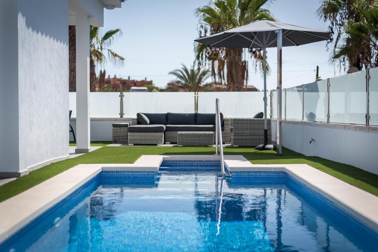 B&B Palm-Mar - Luxurious 5* VILLA - 300M2 - private HEATED pool - garage - WiFi - Bed and Breakfast Palm-Mar