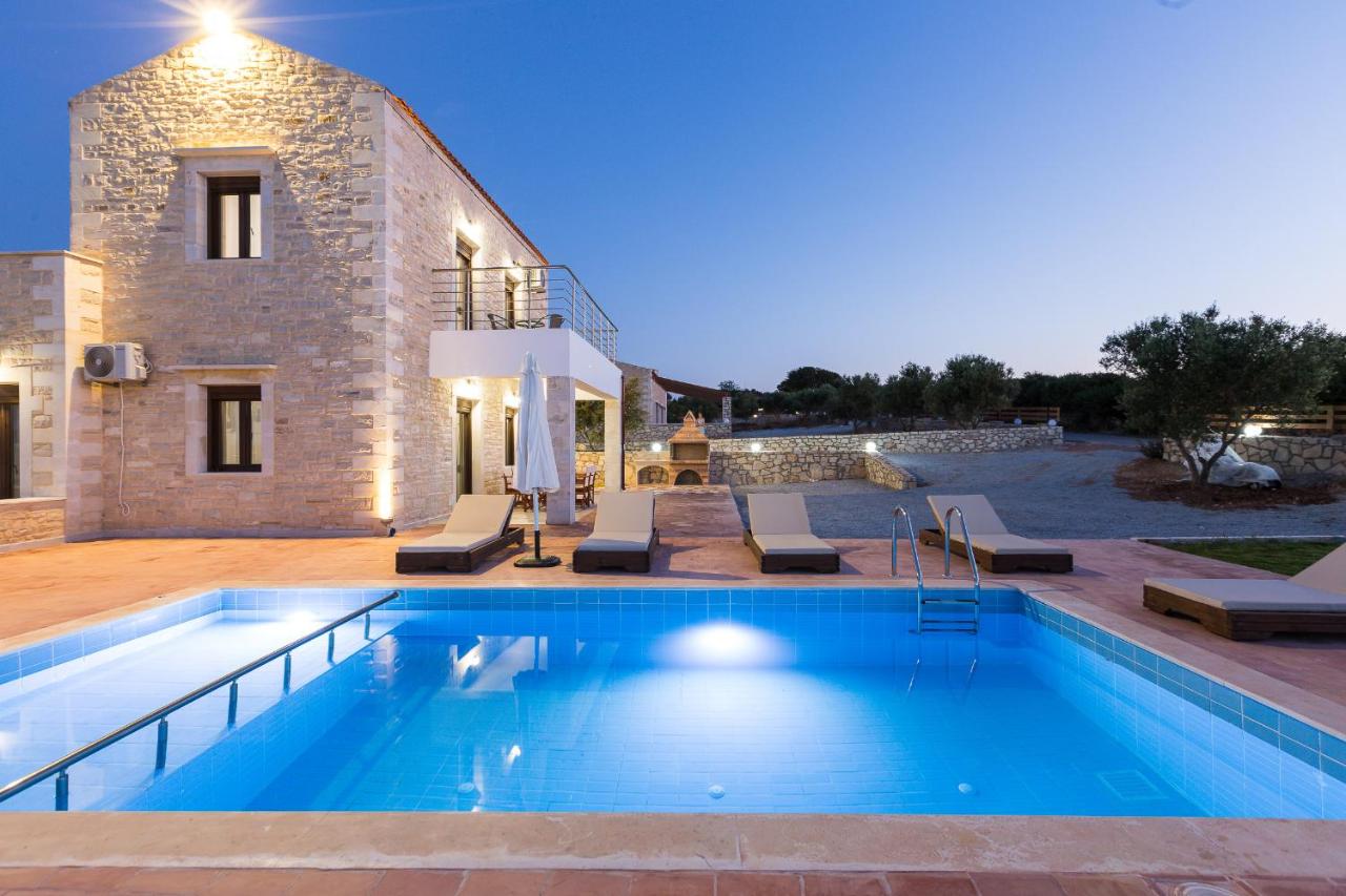 Dimokritos Villas IV, V, & VI, a homestay experience, By ThinkVilla - B&B Angelianá